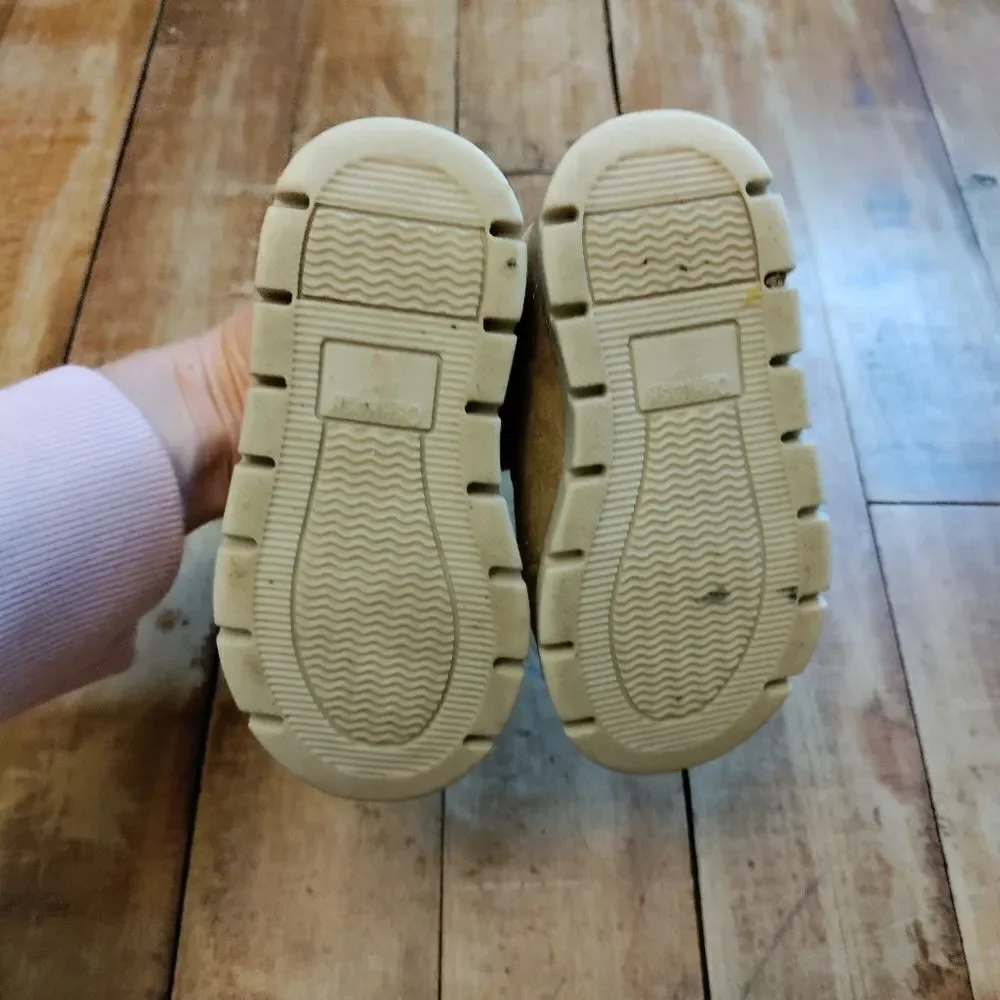 Oshkosh boots size 5 tan girls Sherpa detail  pink